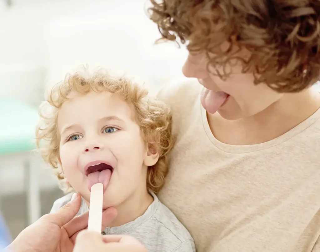 Kind bei der Untersuchung