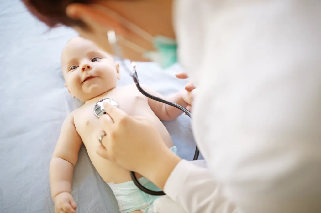 Säugling wir beim Kinderarzt untersucht