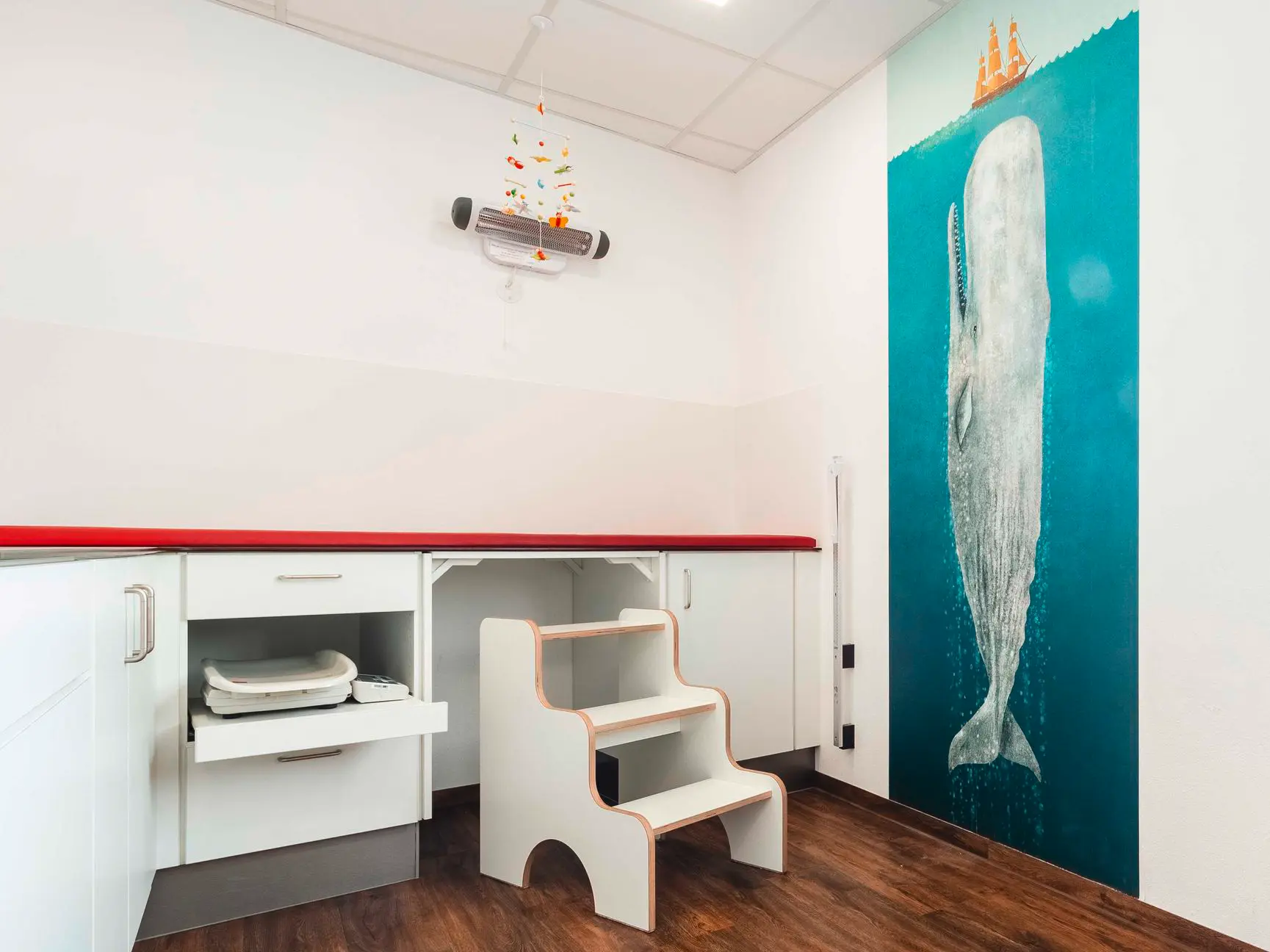Sprechzimmer mit Walfisch