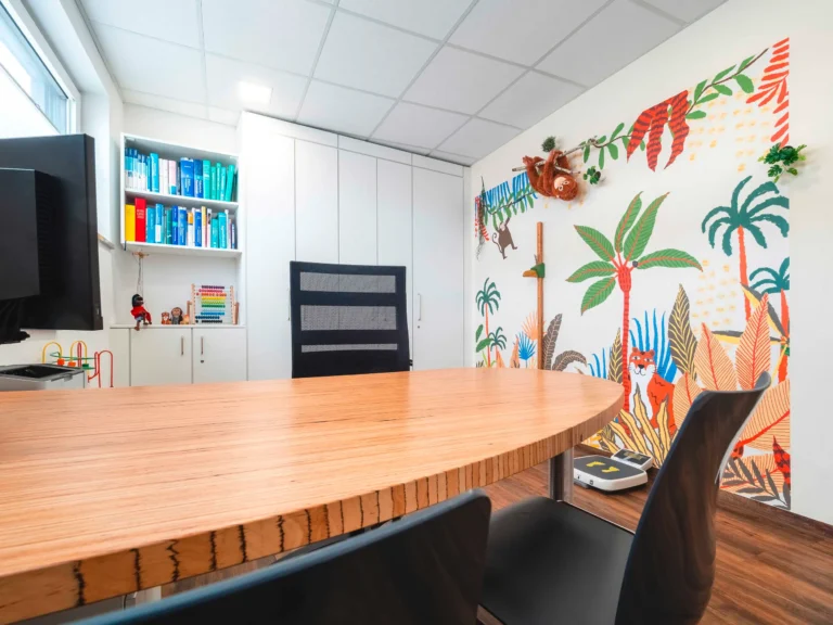Besprechungszimmer mit bunter Palmenlandschaft an der Wamd.