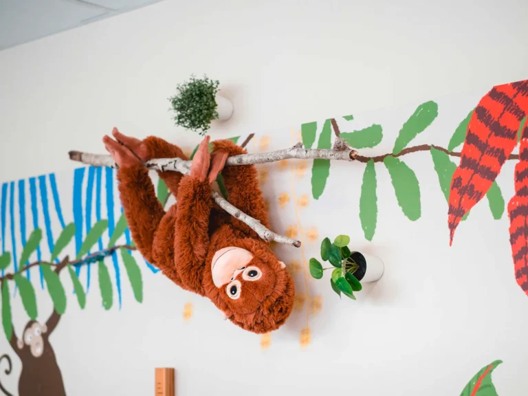 Ein Stoffäffchen an der Wand.