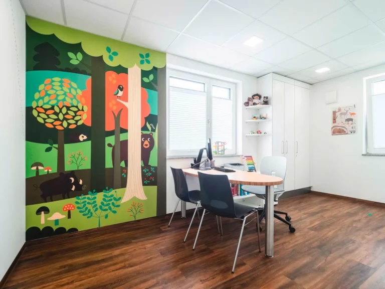 Sprechzimmer er mit Waldmotiv.
